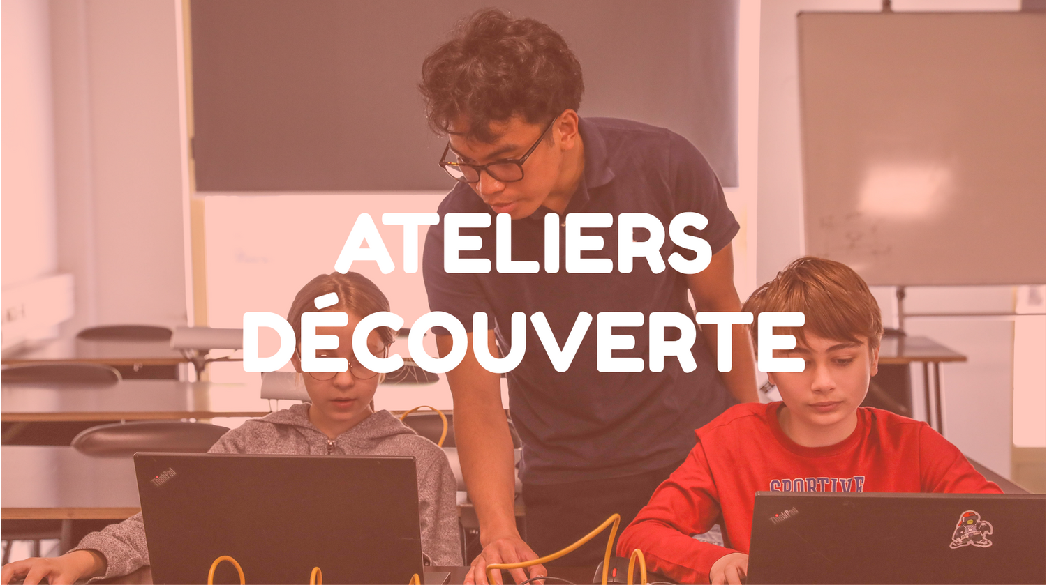 enfants joyeux devant ordinateur en classe