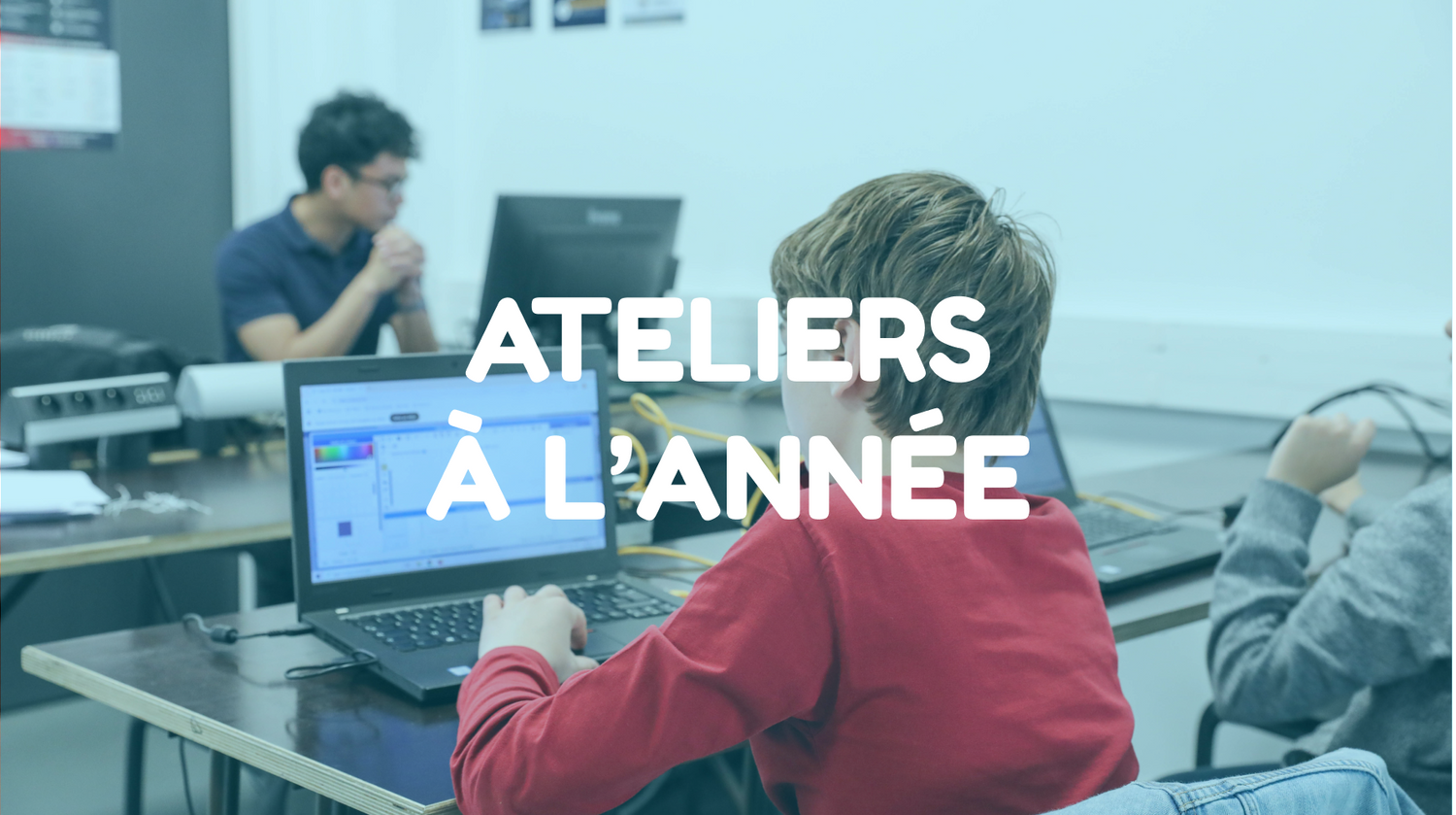 enfants devant un ordinateur qui rigolent