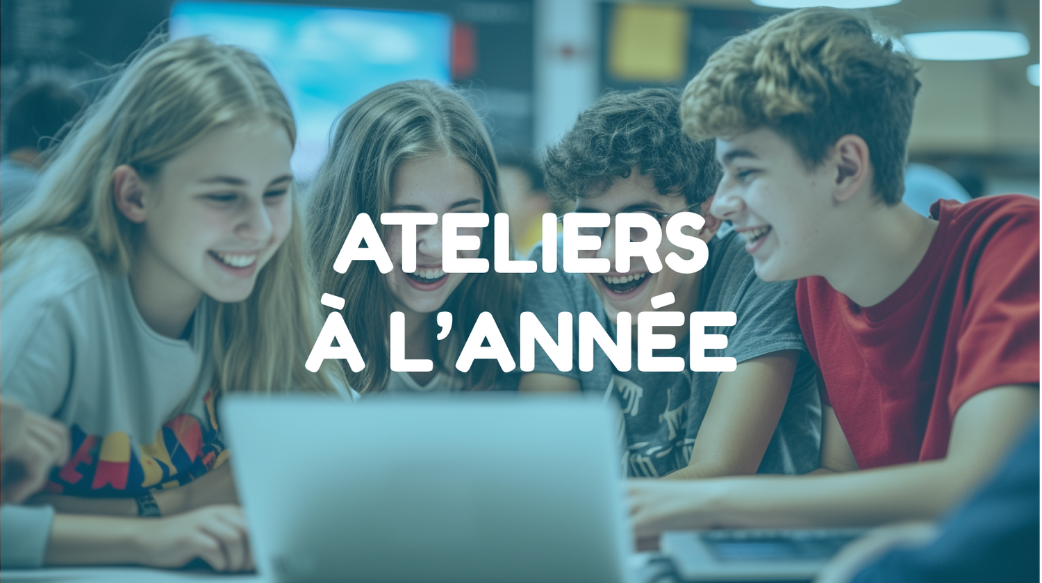 enfants devant un ordinateur qui rigolent
