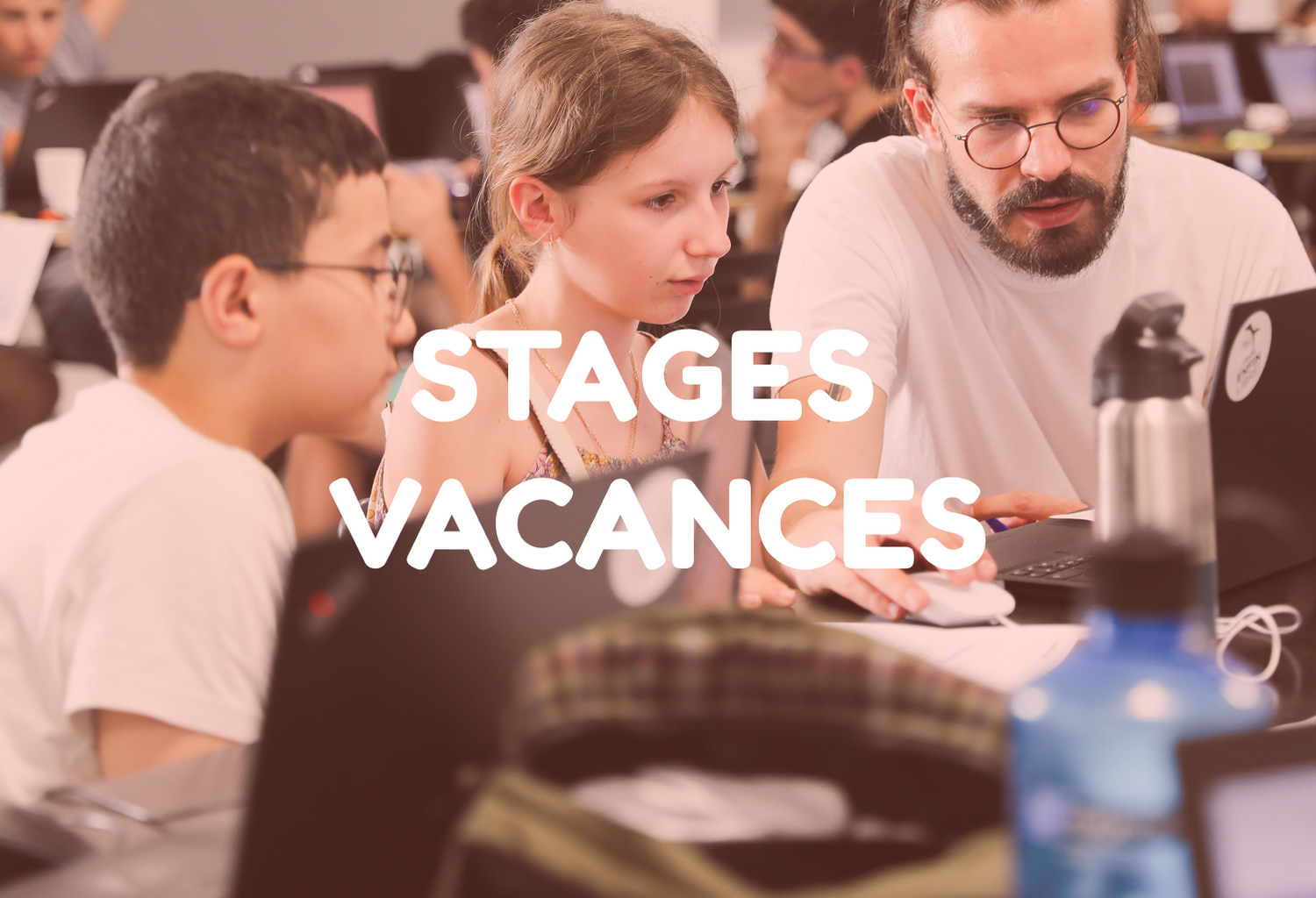 enfants rieurs devant ordinateur